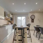 Top Floor Apt With Common Pool Close To All Amenities