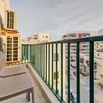 Top Floor Apt With Common Pool Close To All Amenities