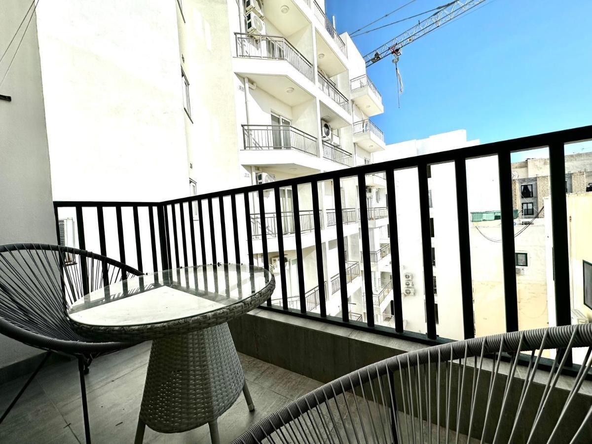 Floor With Common Pool Close To Amenities Apartment