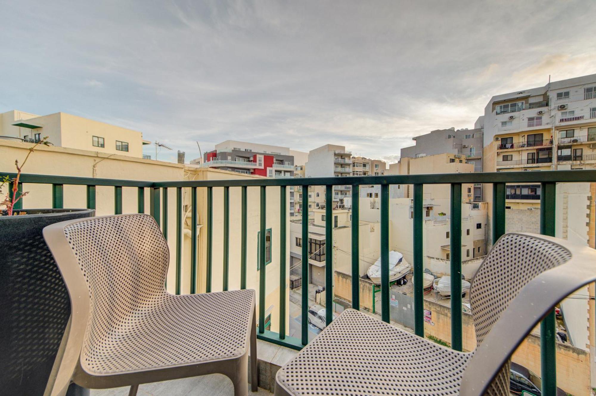 Floor With Common Pool Close To Amenities * St. Paul's Bay