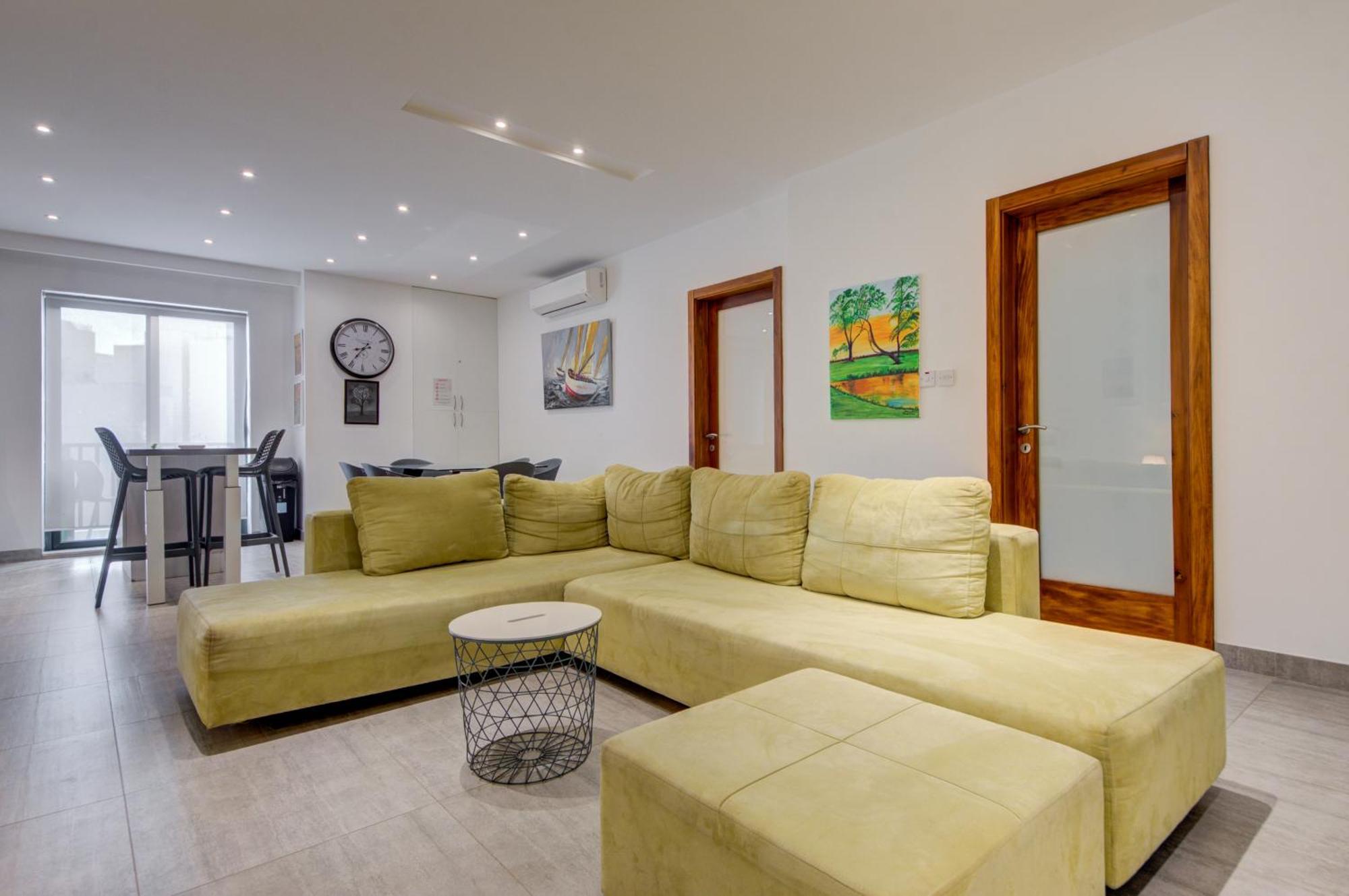 Apartment Floor With Common Pool Close To Amenities *