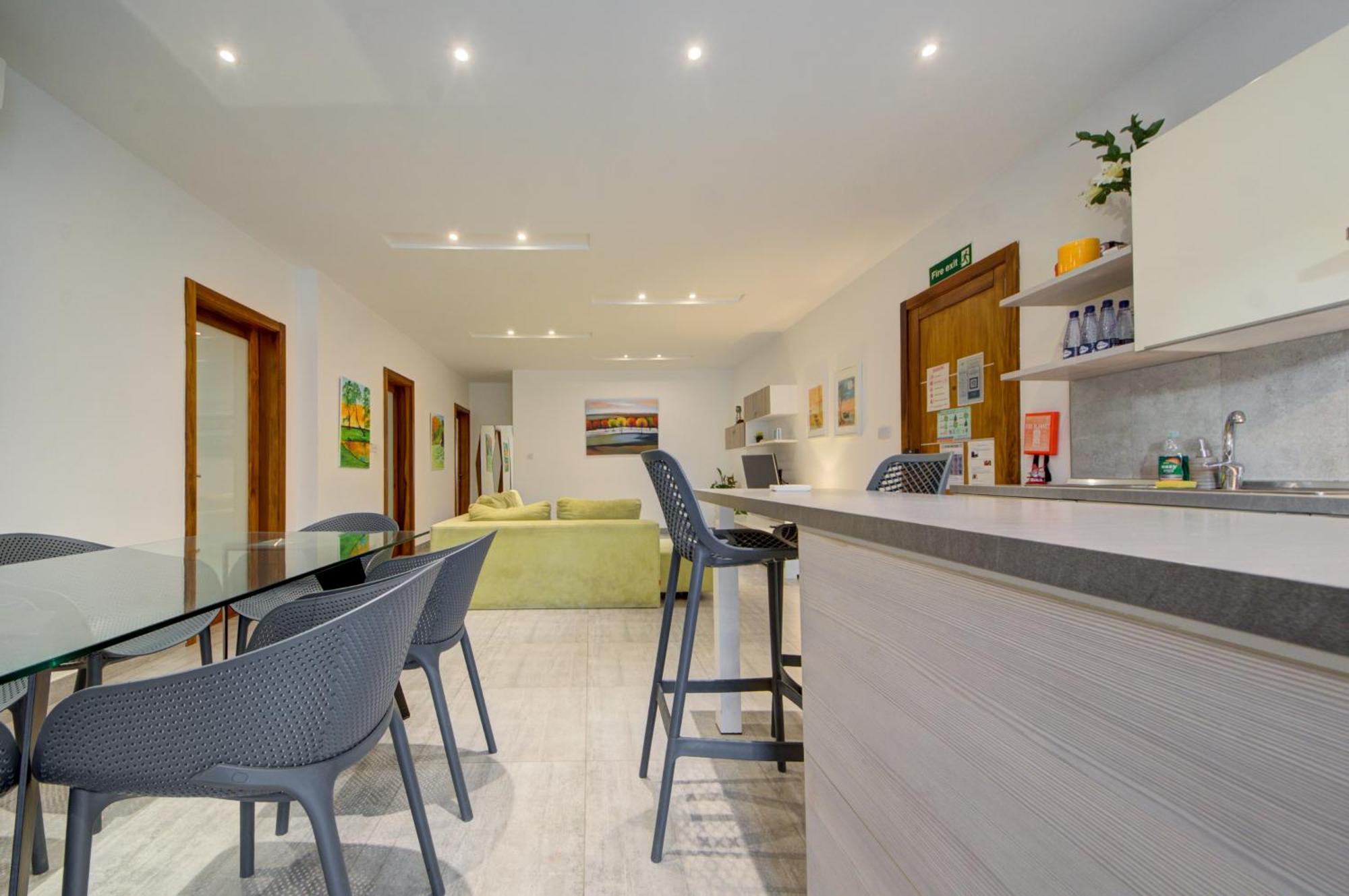 Apartment Floor With Common Pool Close To Amenities *